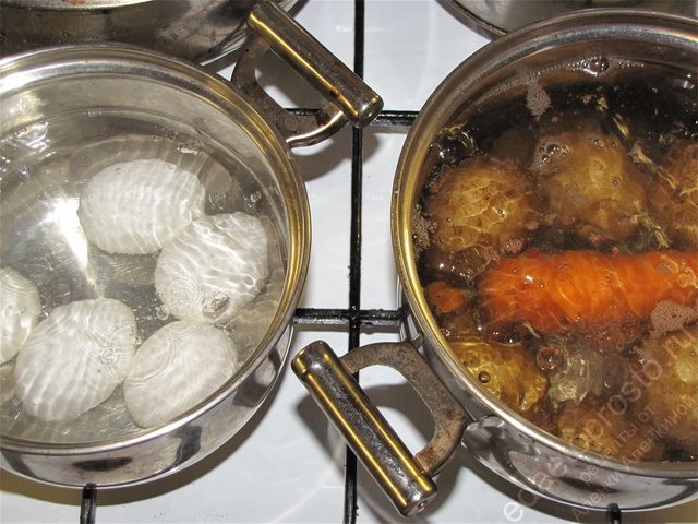 Отварить до полной готовности отдельно яйца и морковь с картофелем