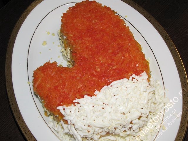 8 слой – выложить болгарский перец и сделать «мех» оставшимся натертым белком