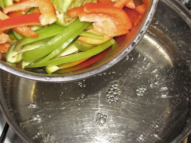 Опустить перцы в кипящую воду, пошаговое фото  приготовления салата из перца на зиму