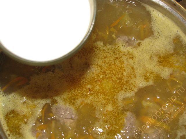 Добавить в кастрюлю с кипящим супом стакан сливок