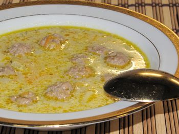 фото вкусного сливочного супа с фрикадельками на столе