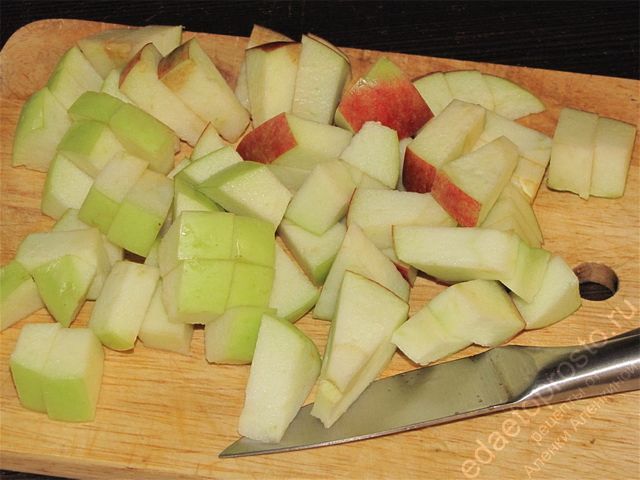 Помыть яблоки и нарезать их небольшими кубиками
