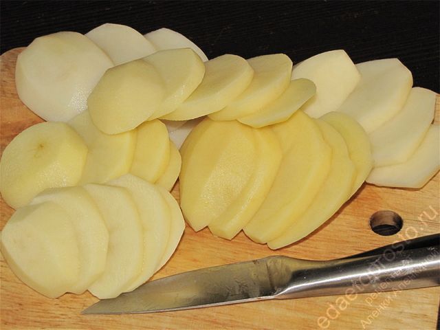 Очистить картофель, помыть его и порезать кружочками