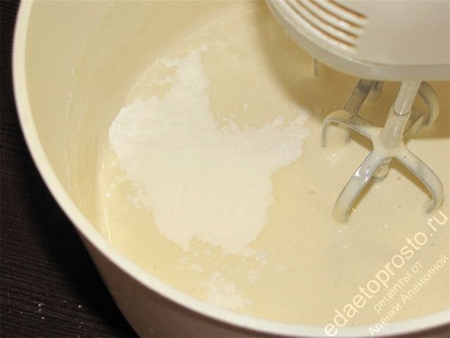 Добавить в тесто необходимое количество разрыхлителя и ванилина. Взбить