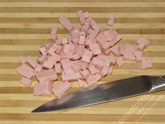 Порезать колбасу на небольшие кубики