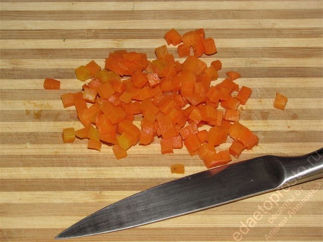 Очистить заранее отваренную морковь и нарезать ее небольшим кубиком