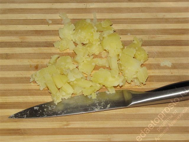Очистить отваренный картофель и порезать на небольшие кубики, пошаговое фото  приготовления новогоднего салата Ёлочка