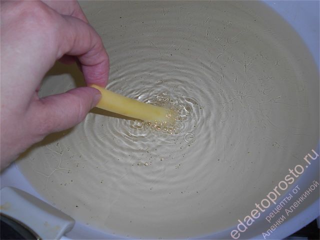 Проверяем температуру масла, пошаговое фото  приготовления в домашних условиях картошки фри