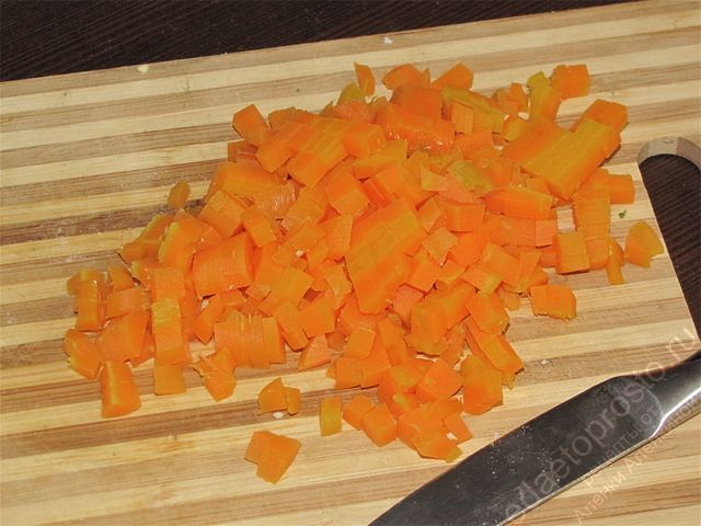 Очистить остывшую морковь от кожуры и порезать ее на небольшие кубики