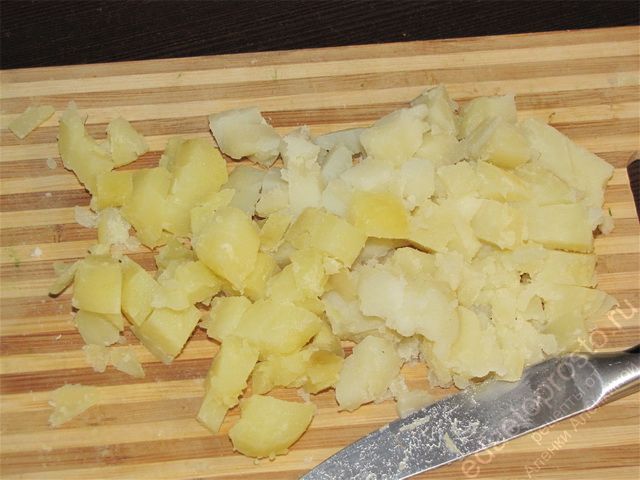 Очистить от кожуры остывший картофель и порезать его на небольшие кубики