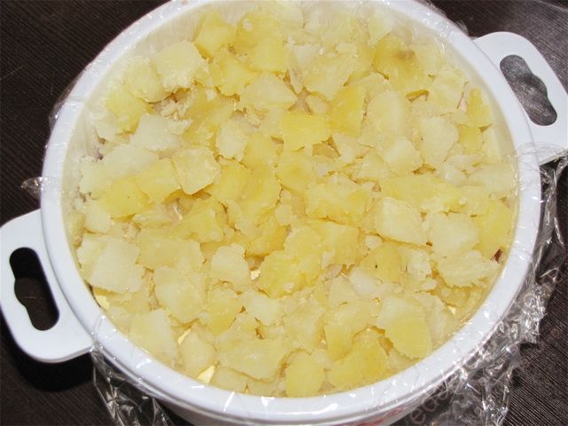 Выложить порезанный картофель так, чтобы сверху получился ровный слой