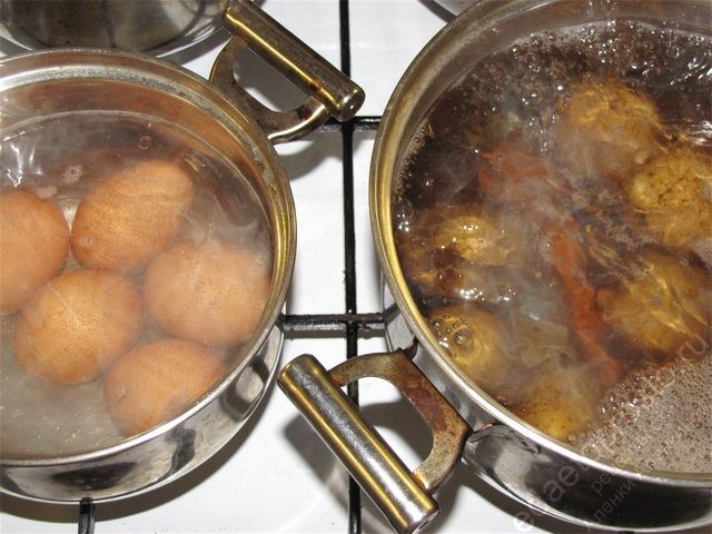 Отварить яйца вкрутую и картофель с морковью до полной готовности