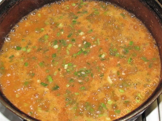 Довести приправу до температуры кипения, пошаговое фото  приготовления томатного соуса