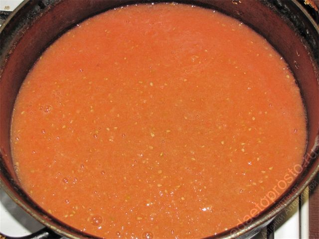 Вылить томаты в глубокую сковороду