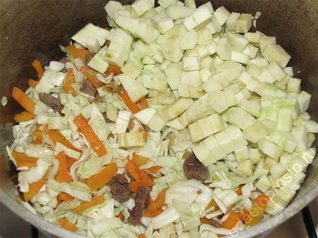Добавить нарезанный кабачок в казан, фото шага приготовления овощного рагу с мясом