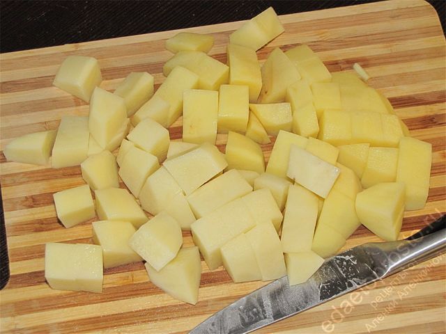 картофель порезать на небольшие кубики