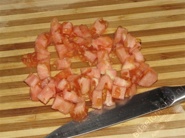 помидоры от кожицы и измельчить их
