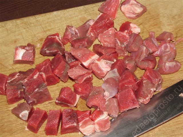 Помыть и порезать мясо на небольшие кусочки