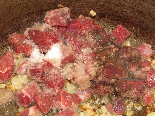 мясо обжаривать на среднем огне, пошаговое фото  приготовления овощного рагу с мясом