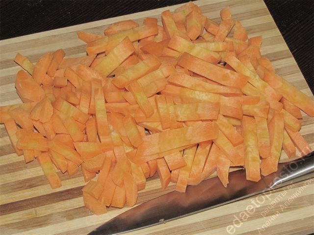 Очистить морковь, помыть ее и нарезать тонкой соломкой