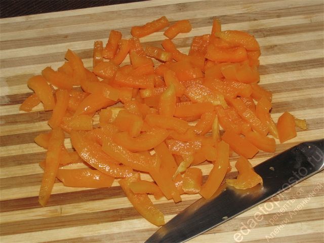 Очистить от семян перец, помыть его и порезать на тонкую соломку