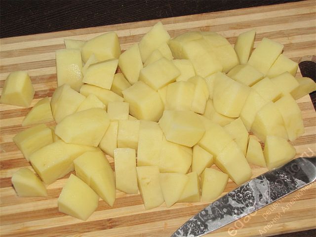 Очистить картофель от кожуры, помыть его и нарезать на небольшие кусочки