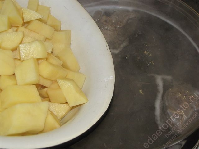 Выложить подготовленный картофель в кастрюлю с кипящим бульоном, пошаговое фото  приготовления свекольника