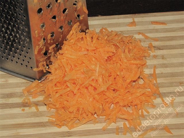 морковь натереть на терке с крупными отверстиями