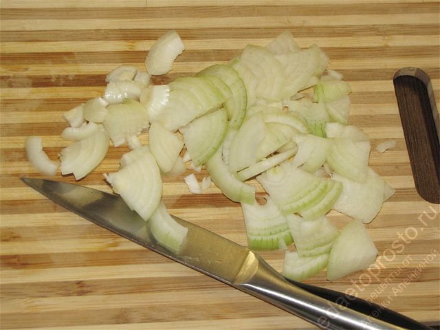 Очистить луковицы от шелухи и порезать их на тонкие полукольца
