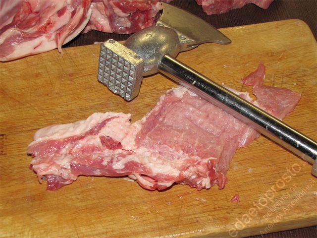 Отбить мясо так, чтобы его толщина не превышала толщину в один сантиметр