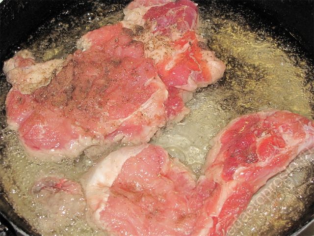 Обжарить на разогретом растительном масле подготовленное мясо. пошаговое фото  приготовления эскалопа из свинины