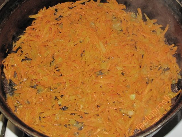 морковь добавить к луку, перемешать и обжаривать еще несколько минут