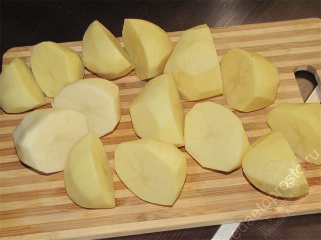 картофель разрезать, чем мельче кусочки, тем быстрее сварится картошка