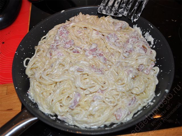 отправляем спагетти на сковородку к соусу, пошаговое фото  приготовления пасты карбонара