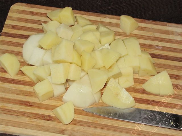 Очистить картофель, помыть его и порезать на небольшие кусочки