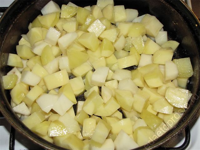 Обжарить подготовленный картофель на разогретом растительном масле до полной готовности