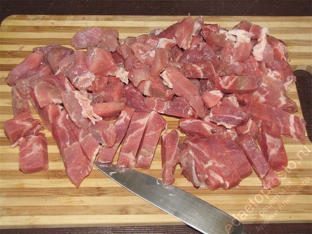 Нарезать мясо небольшими брусочками