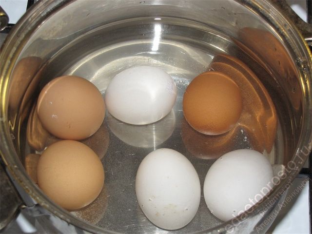 Отварить яйца до готовности