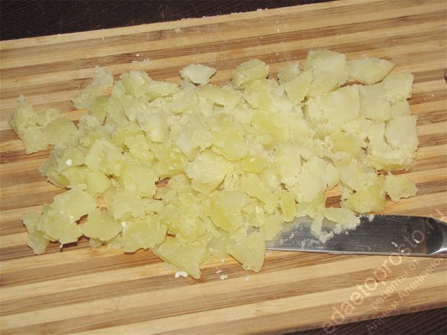 Очистить от кожуры остывший картофель и порезать его на небольшие кубики