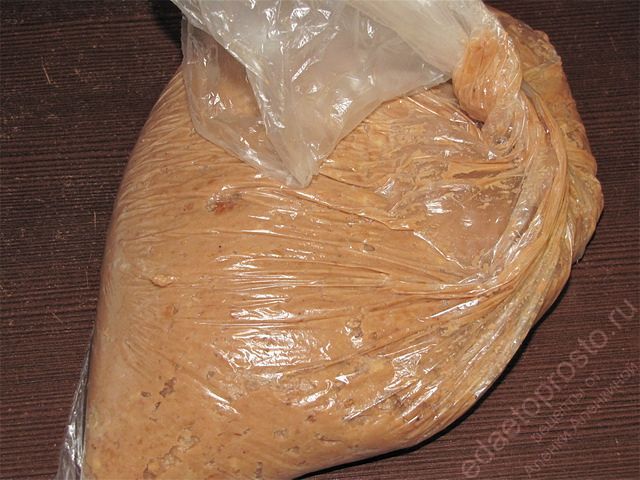 Переложить получившуюся массу в целлофановый пакетик, пошаговое фото  приготовления пирожного Картошка
