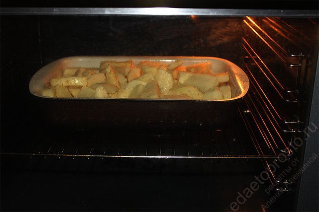 отправляем картошку в духовку запекаться