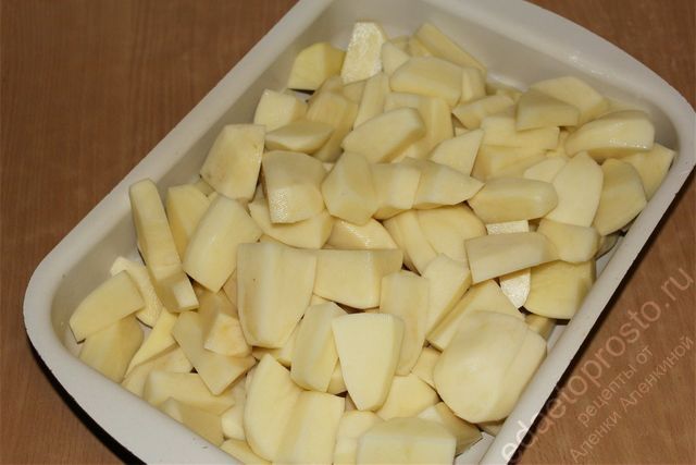 равномерно распределяем картошку по форме