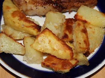 фото вкусной картошки по-деревенски в духовке на тарелке