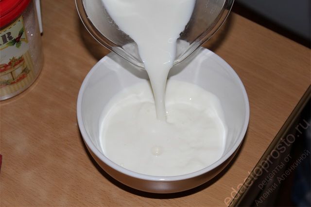 выливаем молоко в миску