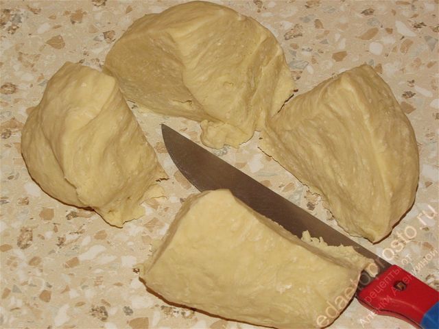 Разделить тесто на четыре части, пошаговое фото  приготовления вареников с творогом