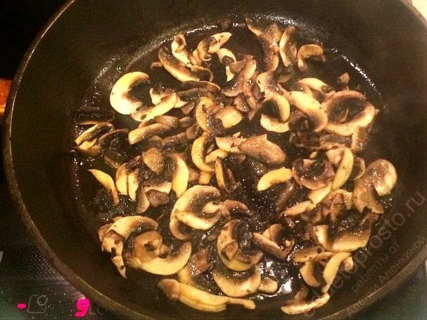 на сковородку с оливковым маслом положите нарезанные грибы