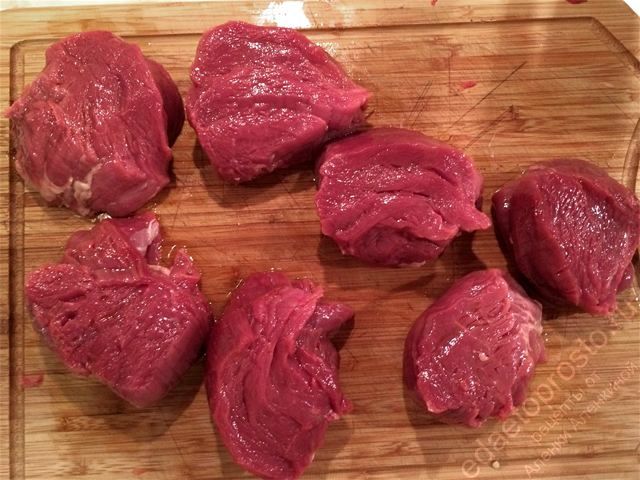 стейк из говяжьей вырезки, фото нарезанного для стейка мяса говядины