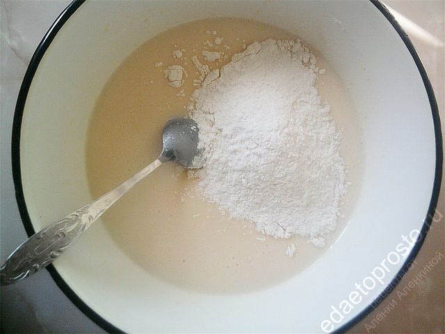 добавьте 2 стакана муки, половину чайной ложки соли и 1/3 чайной ложки ванилина, фото