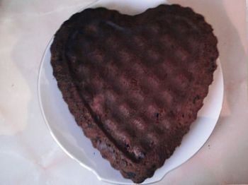 фото шоколадного кекса с вишней на блюде