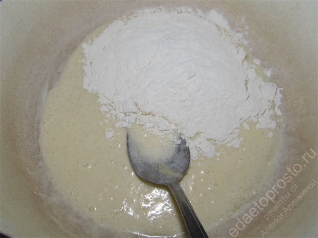 Добавить муку - получается жидковатое тесто, пошаговое фото  приготовления желейного торта